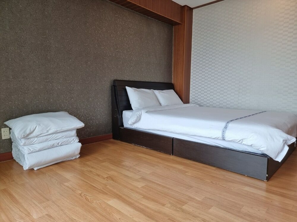 Фото Benikea Mountain and Sea Yangyang