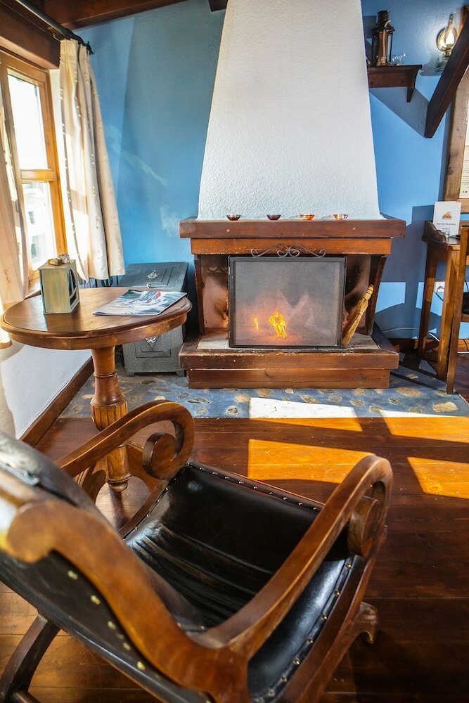 Фото Oikoperiigitis Hotel