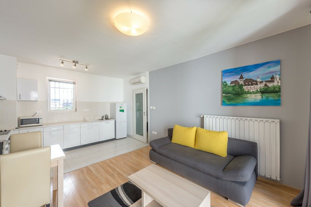 Фото Corvin Plaza Apartments and Suites