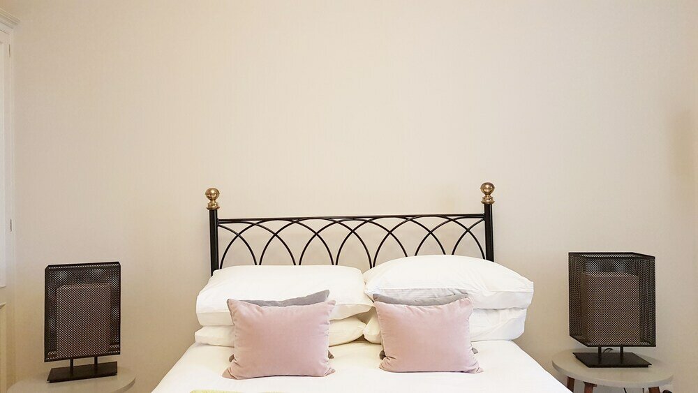 Фото Grand Edinburgh Castlehill Apartment