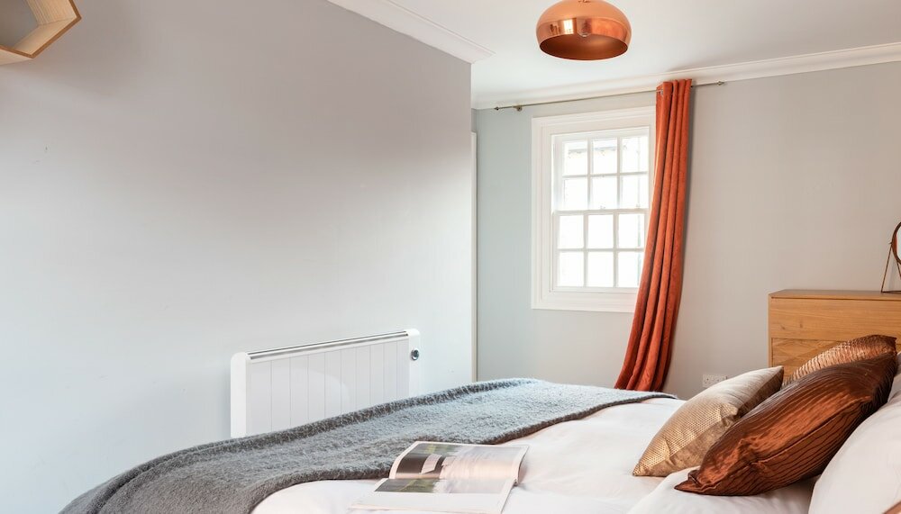 Фото The Historic Gem - Sleek & Central 3bdr Maisonette