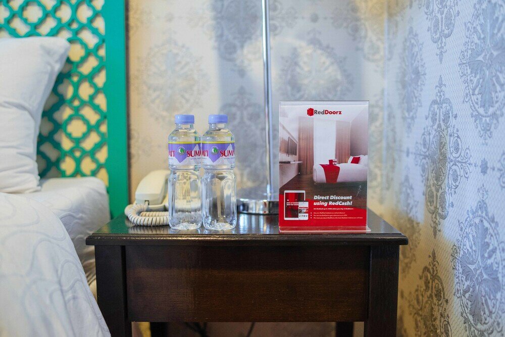 Фото RedDoorz Plus @ Aguirre Avenue Bf Homes