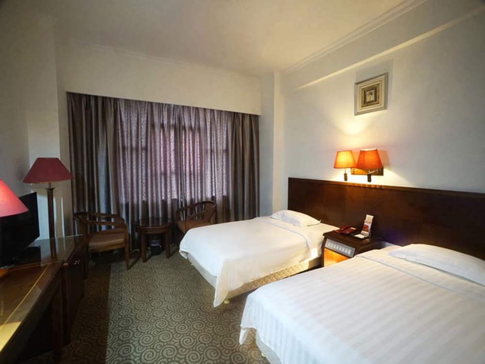 Фото Five Rams City Hotel