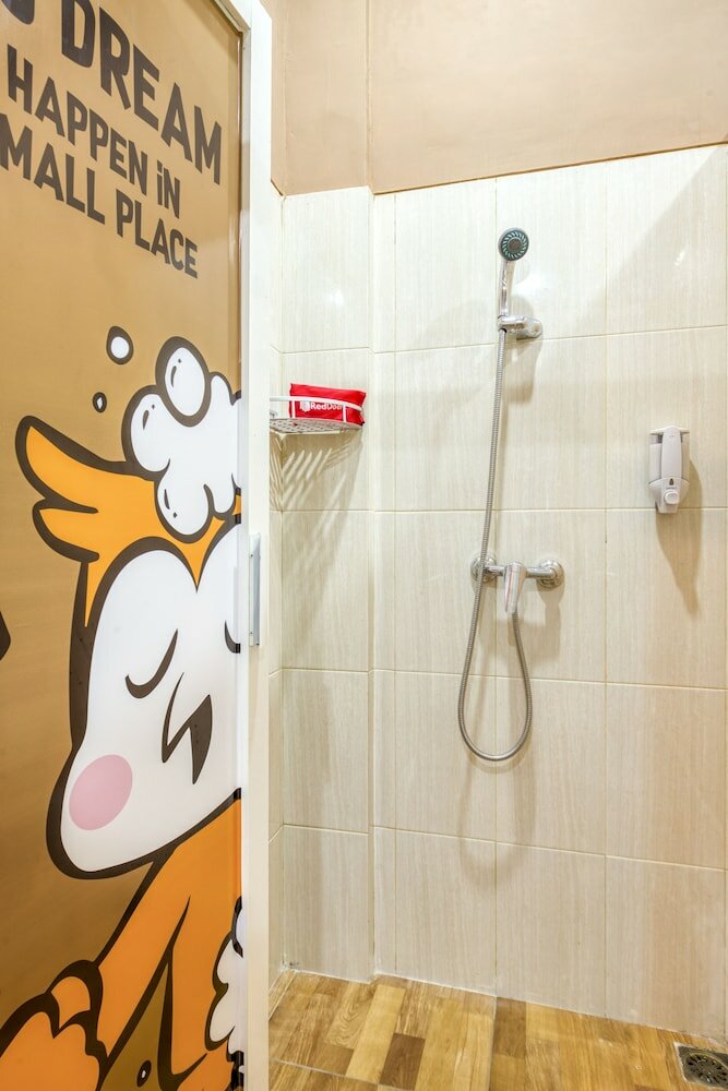 Фото RedDoorz Hostel near Malang Train Station 3