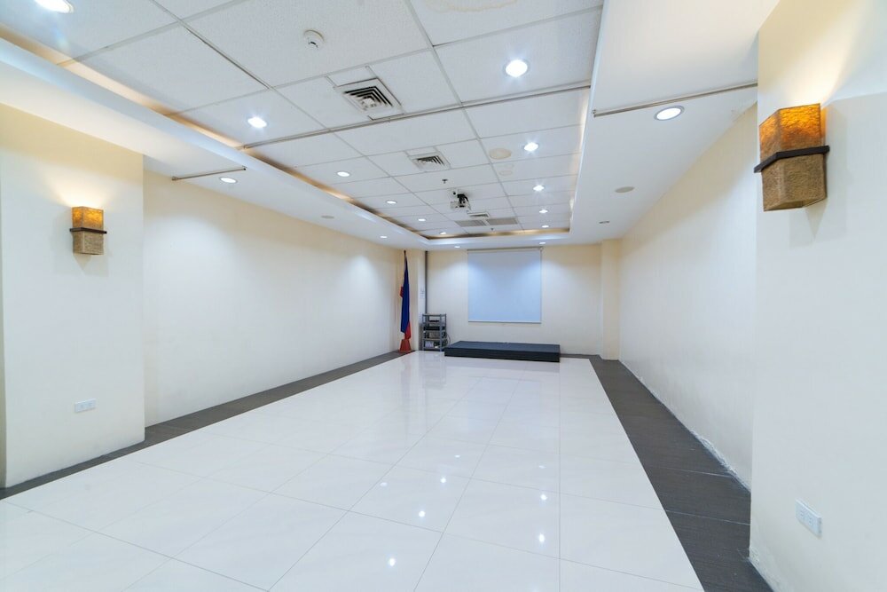 Фото RedDoorz Plus @ E Rodriguez Corner Banawe