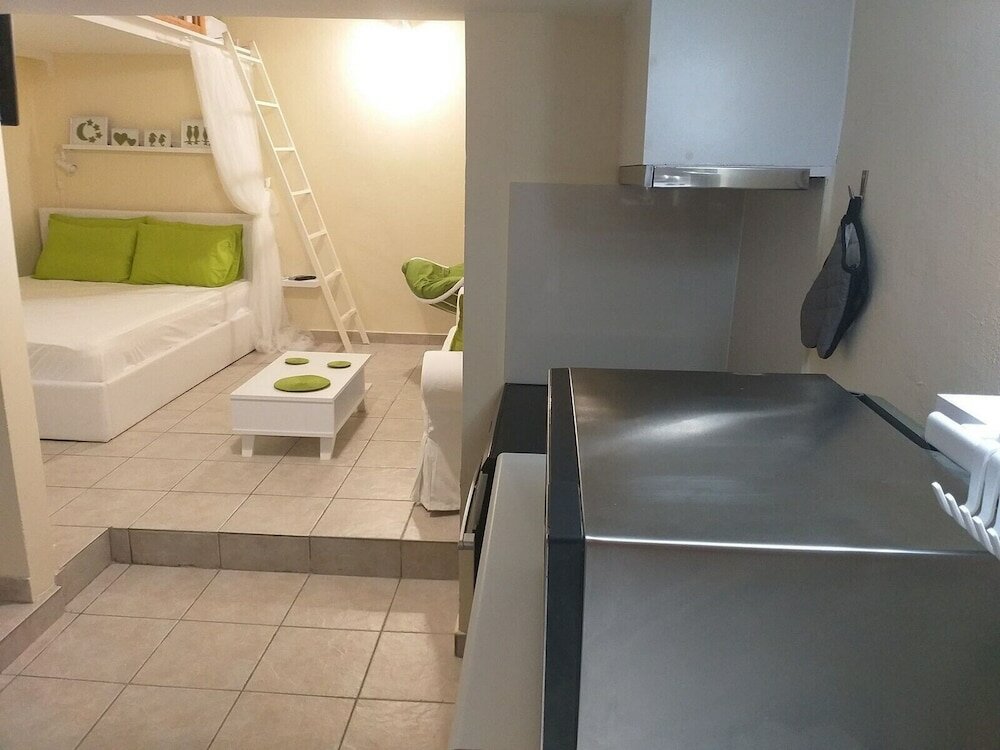 Фото Urban Minimalist Studio Apt. near Pagrati Park