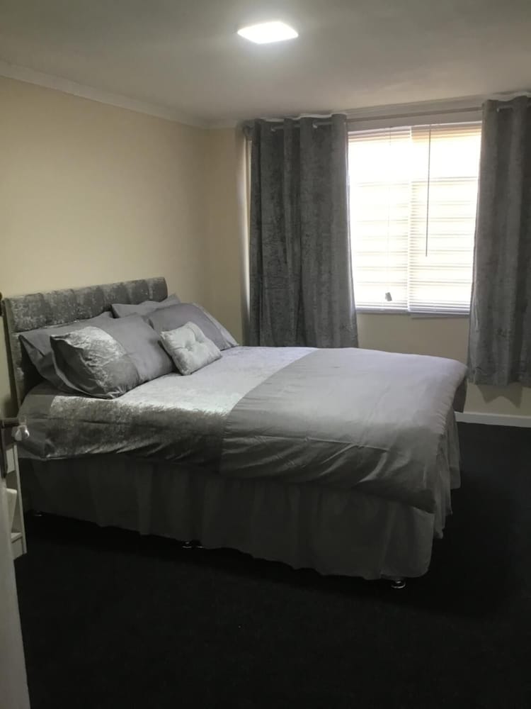 Фото Broadstone House near Glasgow Airport