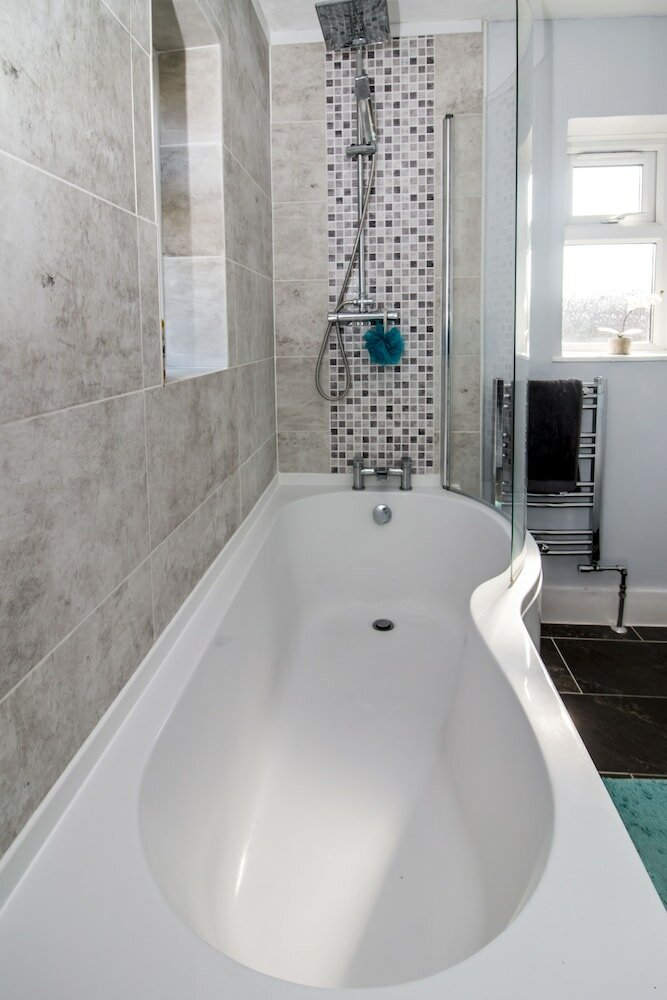 Фото Lovely Rooms in a Quiet Place of Woking