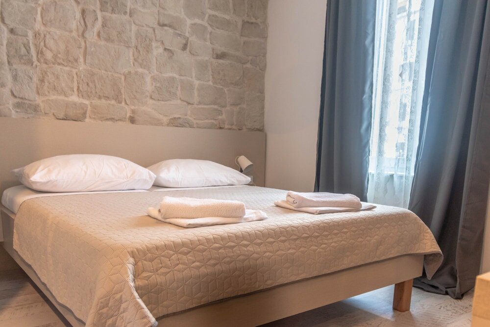 Фото City Center Studio Apartments L&b