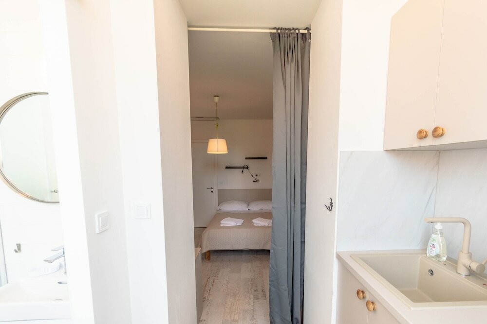 Фото City Center Studio Apartments L&b