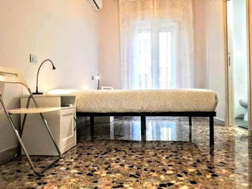 Фото Dimora Mastcarrir - Moderne camere in centro