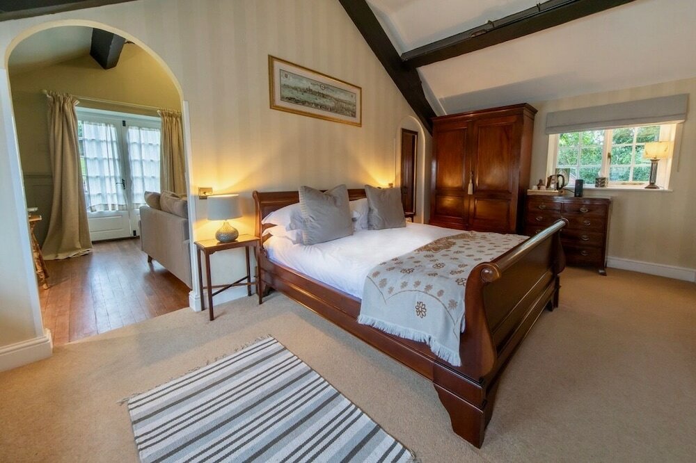 Фото Burleigh Court