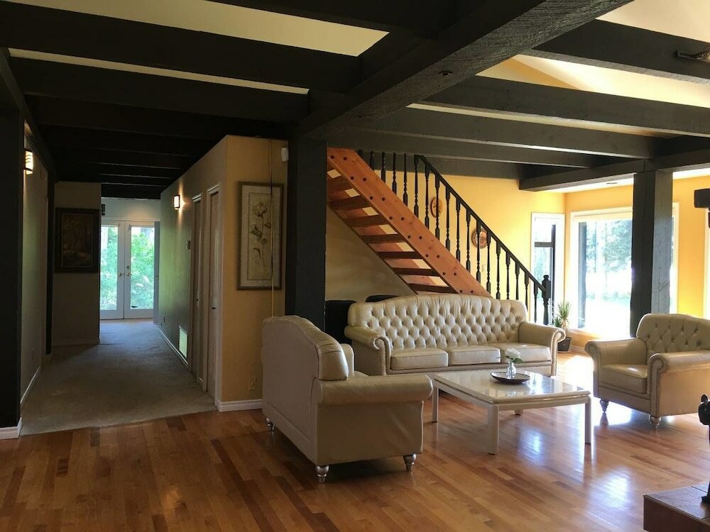 Фото A - Large Coastal Retreat