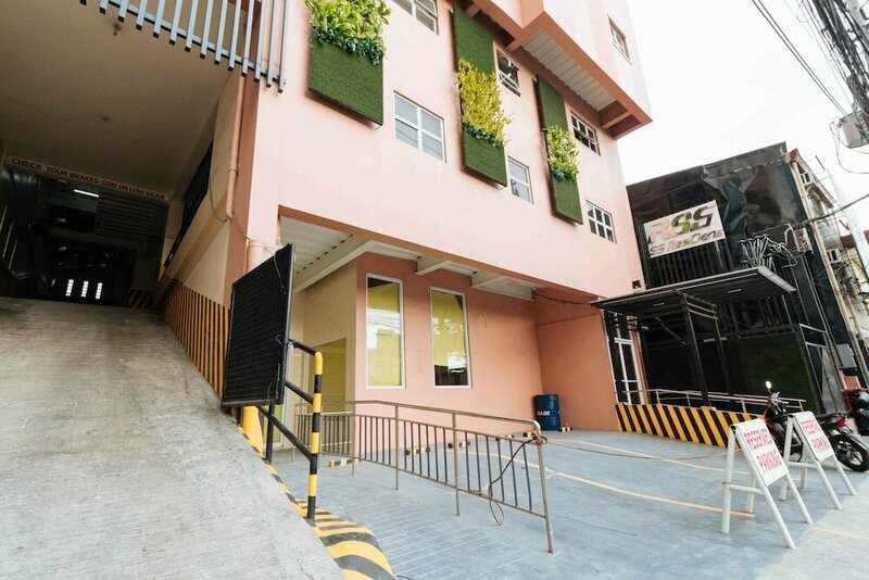 Гостиница RedDoorz Plus @ Rsg Ss Residens Vito Cruz в Маниле