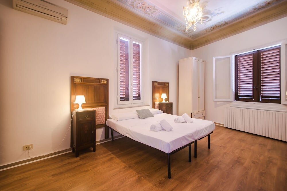 Фото Lovely 4bd Apt 3min Walk to Ponte Vecchio