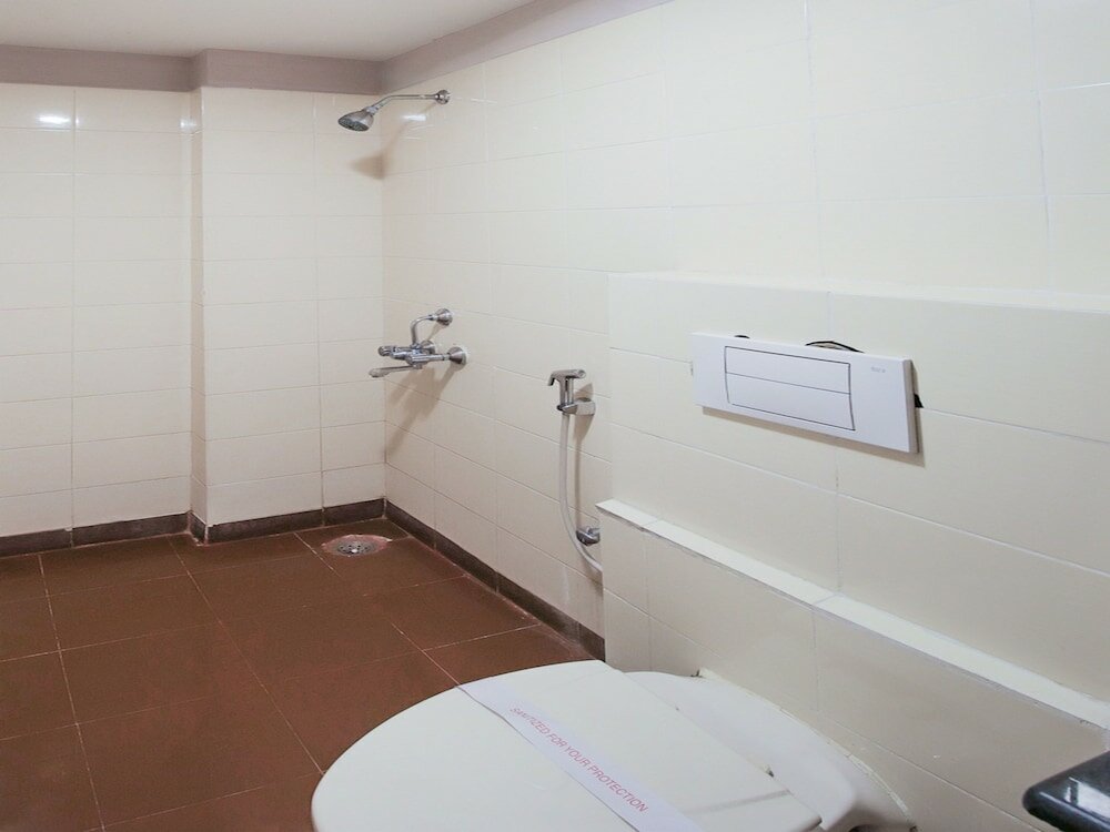 Фото Capital O 18430 The Dawn Hotel