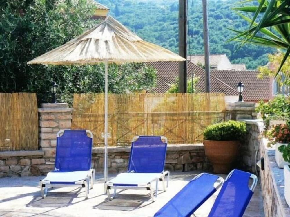 Фото Emily's Apartments