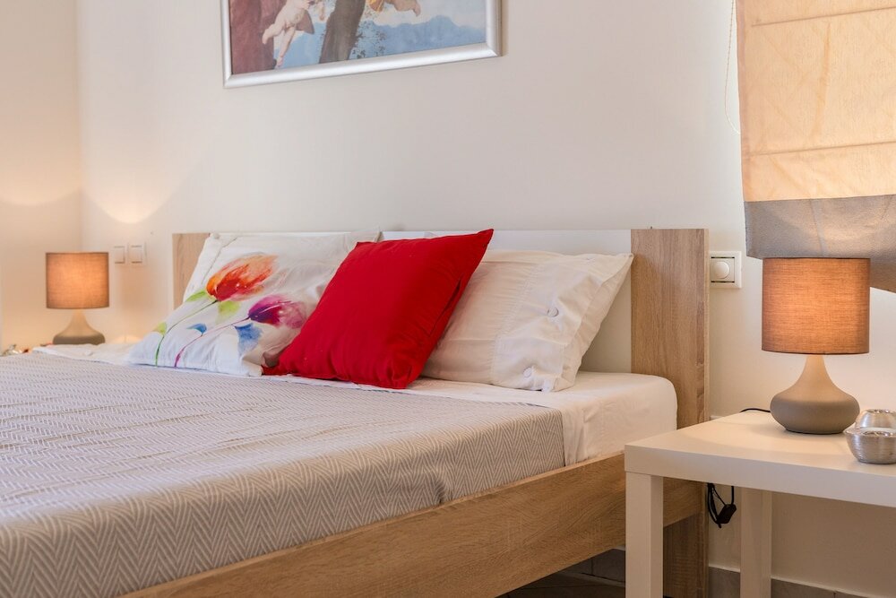 Фото Bright & Spacious two-floor Family Garden Home