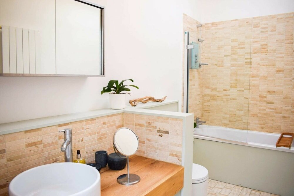 Фото Stylish Four Bedroom Stockbridge Home