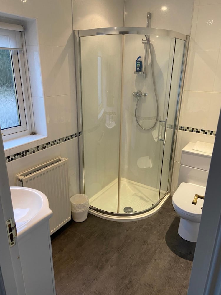 Фото Ivy Cottage Serviced Accommodation