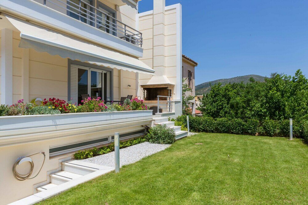 Фото Bright & Spacious two-floor Family Garden Home