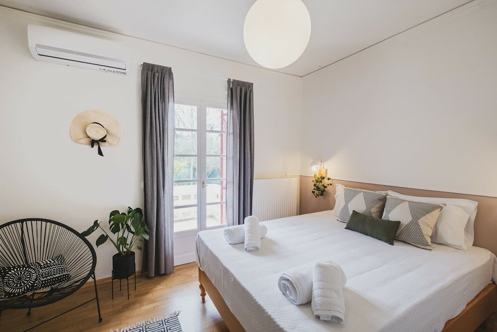 Фото Mid-Century Modern Villa Vintage Charm