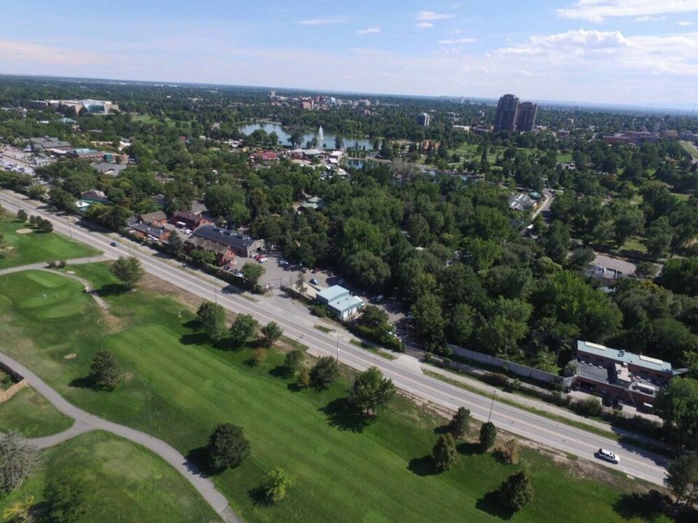 Фото The Retro Escape City Park Hot Tub & Movie Theater