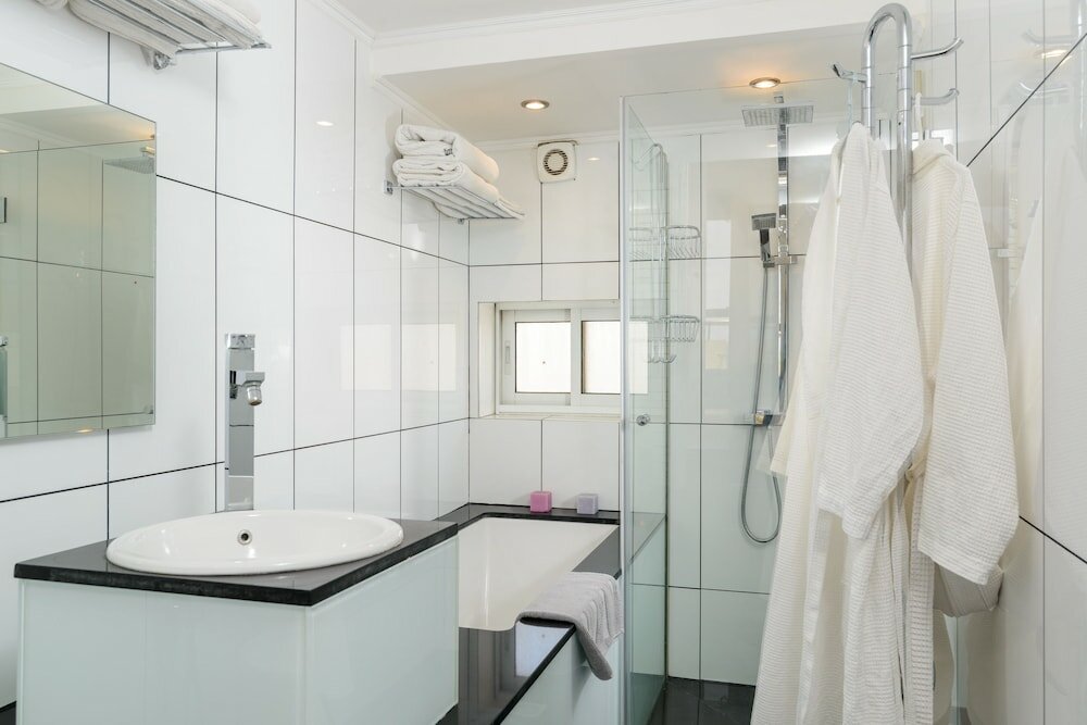 Фото 3br Apt Steps from Sea W Parking