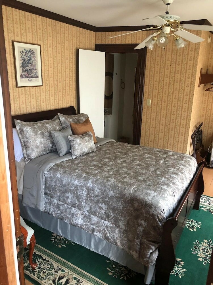 Фото Reynolds House Inn & Motel