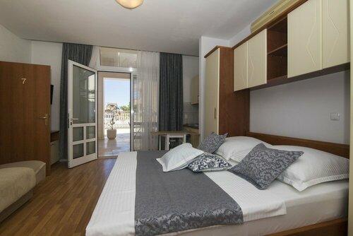 Гостиница Apartments and Rooms Kapulica в Тучепи