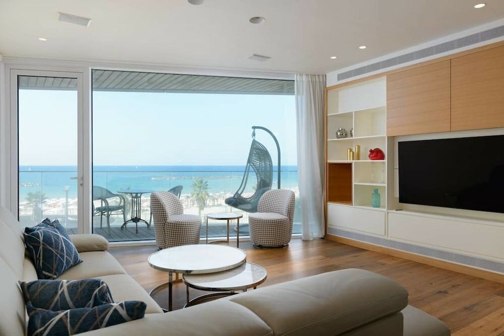 Фото Luxury 2br on the water by HolyGuest