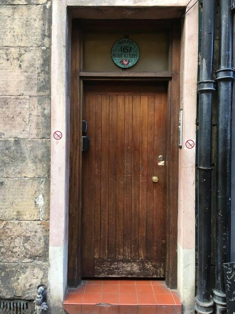 Фото Perfect Location - Stylish 2bd Rose St Apartment