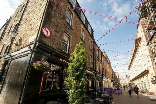 Гостиница Great Location - Lovely Rose St Apt in City Centre в Эдинбурге