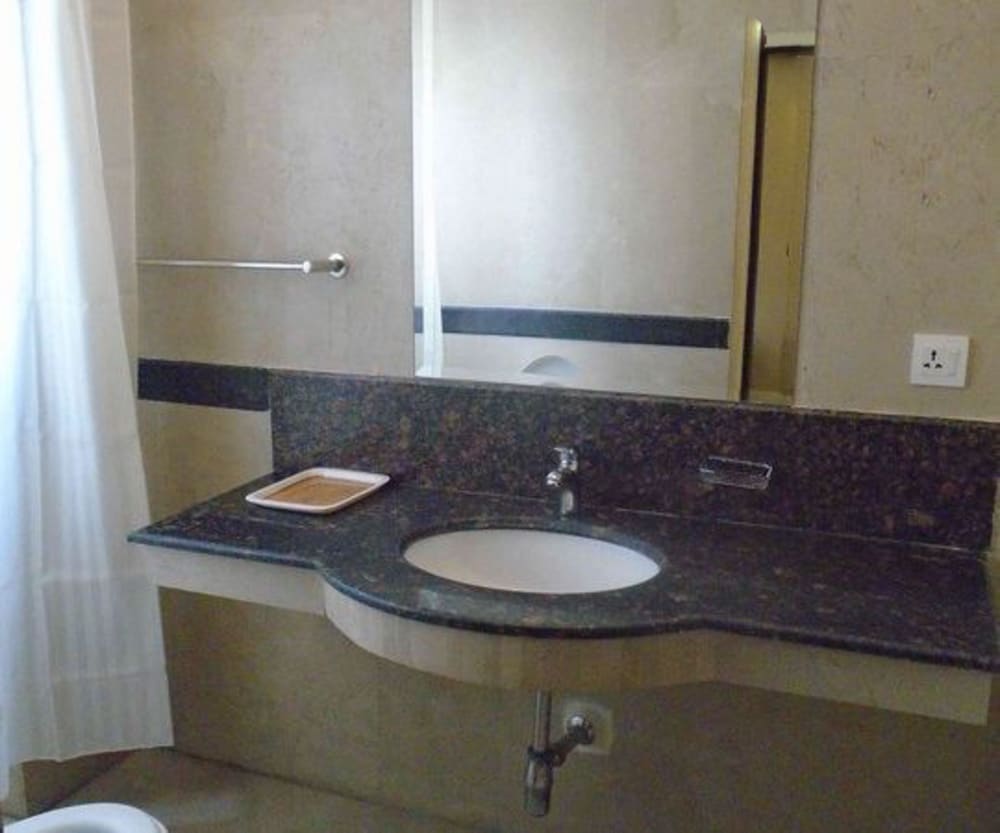 Фото Panoramic Hotel - Mall Road Lahore