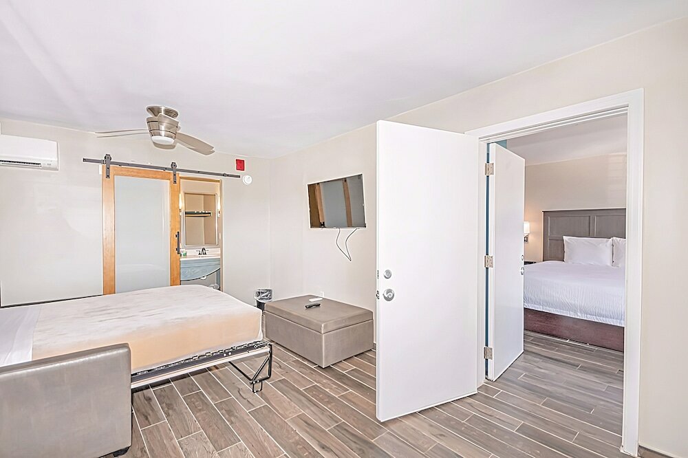 Фото Seven Hills Suites