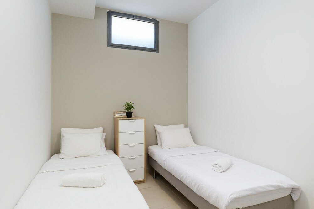 Фото Апартаменты Elegant Duplex with Patio by FeelHome