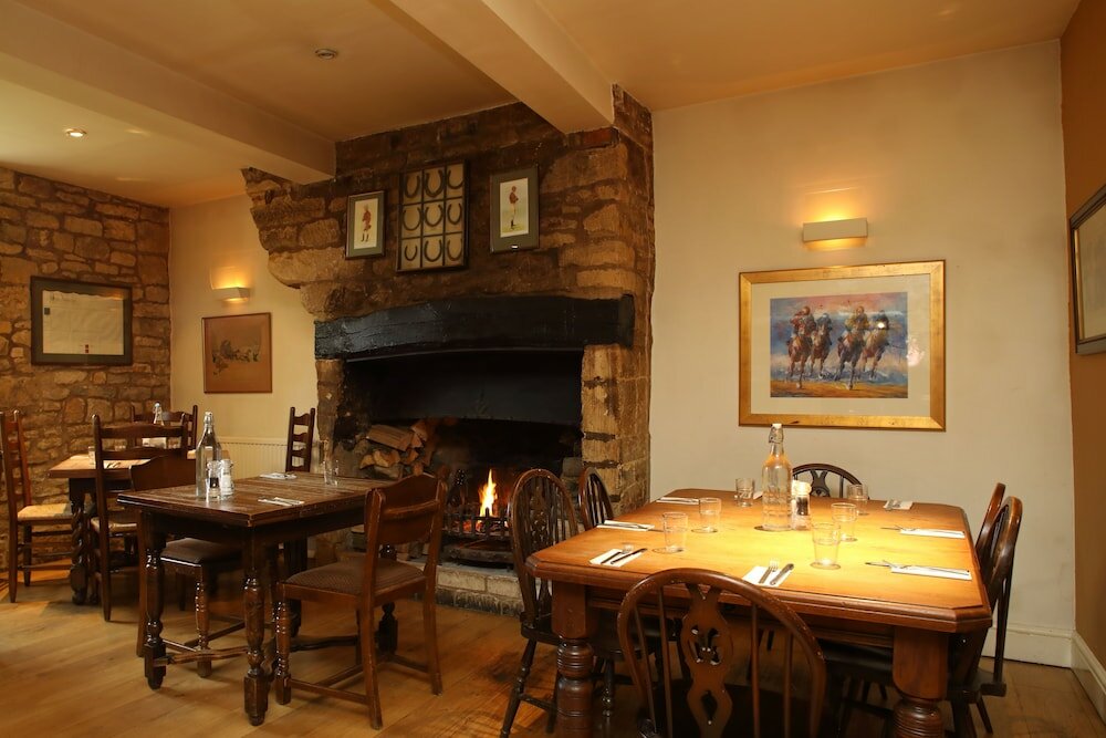 Фото Horse and Groom