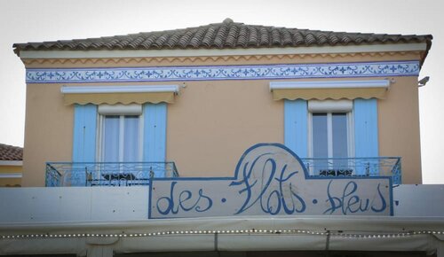 Гостиница Hôtel Les Flots Bleus в Ле-Лаванду