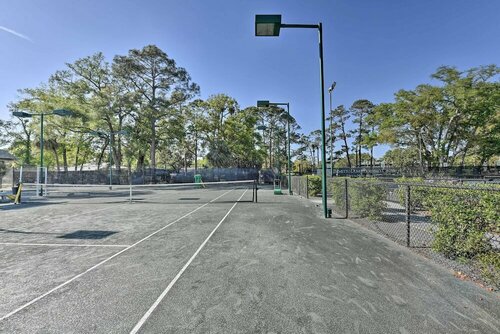 Гостиница Coastal Resort Beach Villa - Short Walk to Shore! в Хилтон-Хед-Айленд