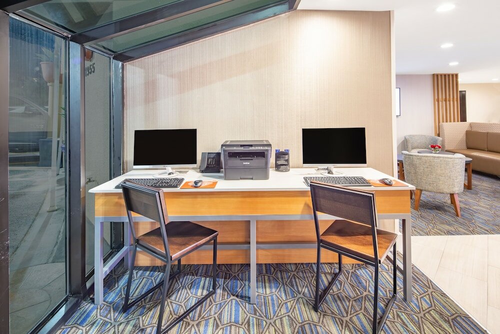 Фото Holiday Inn Express San Diego Airport - Old Town, an Ihg Hotel