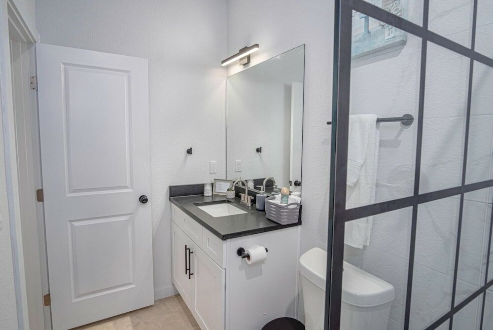 Фото Brand New 2 Stylish 3br Near Exciting Downtown