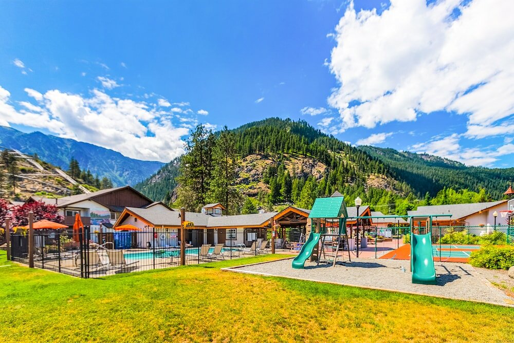 Фото Icicle Village Blizzard Pool Parking