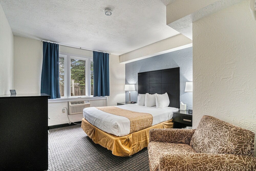 Фото Travelodge by Wyndham Traverse City Mi