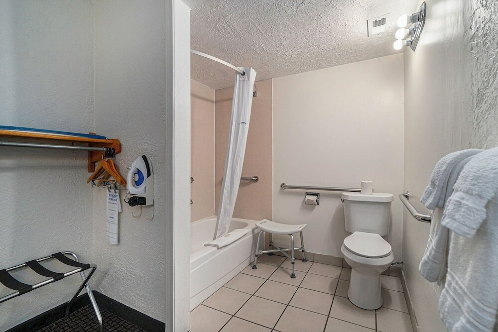 Фото Travelodge by Wyndham Traverse City Mi