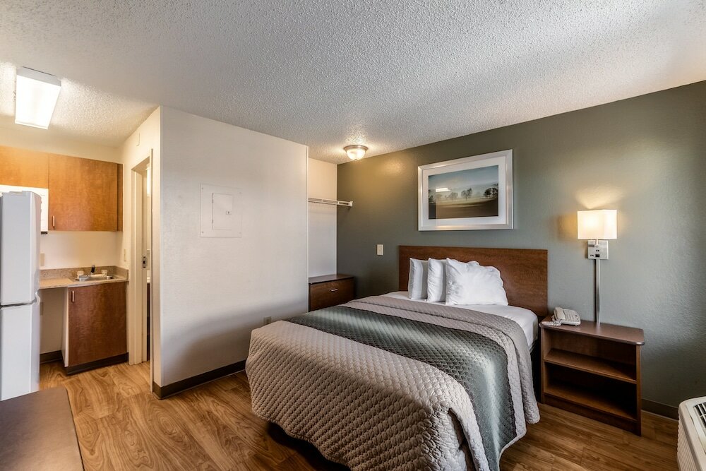 Фото HomeTowne Studios by Red Roof Austin