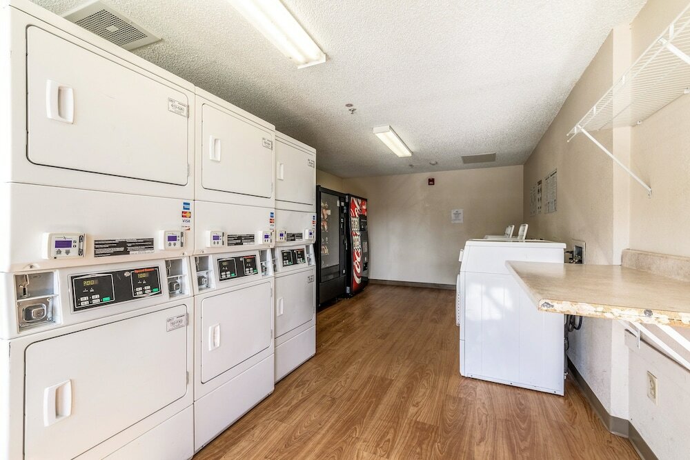 Фото HomeTowne Studios by Red Roof Austin