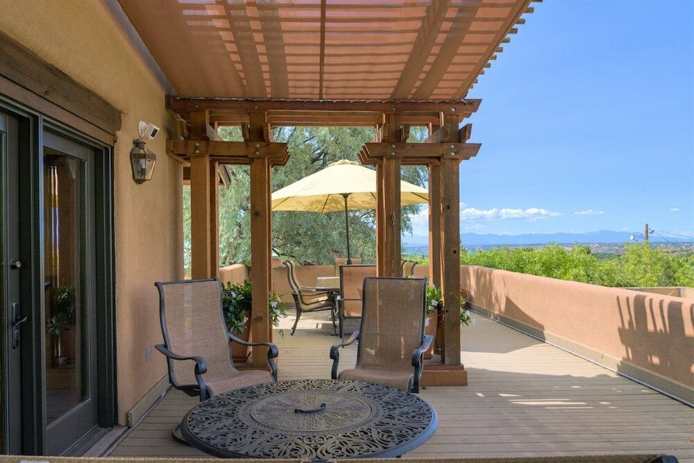 Фото Hummingbird - Spectacular Views, Stunning East Side Home, Walk to Canyon Rd