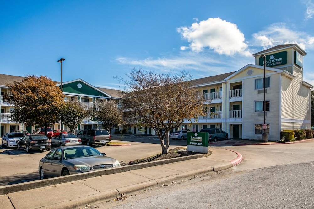 Фото HomeTowne Studios by Red Roof Austin