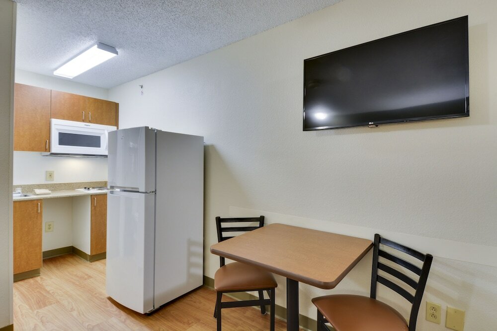 Фото HomeTowne Studios by Red Roof Austin