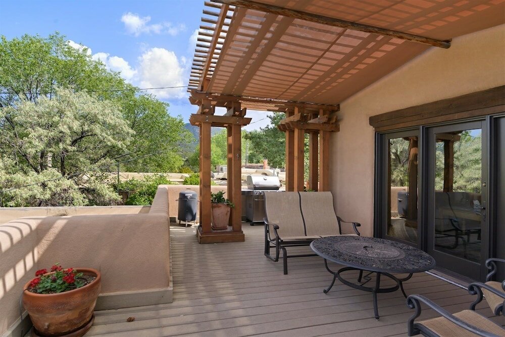 Фото Hummingbird - Spectacular Views, Stunning East Side Home, Walk to Canyon Rd